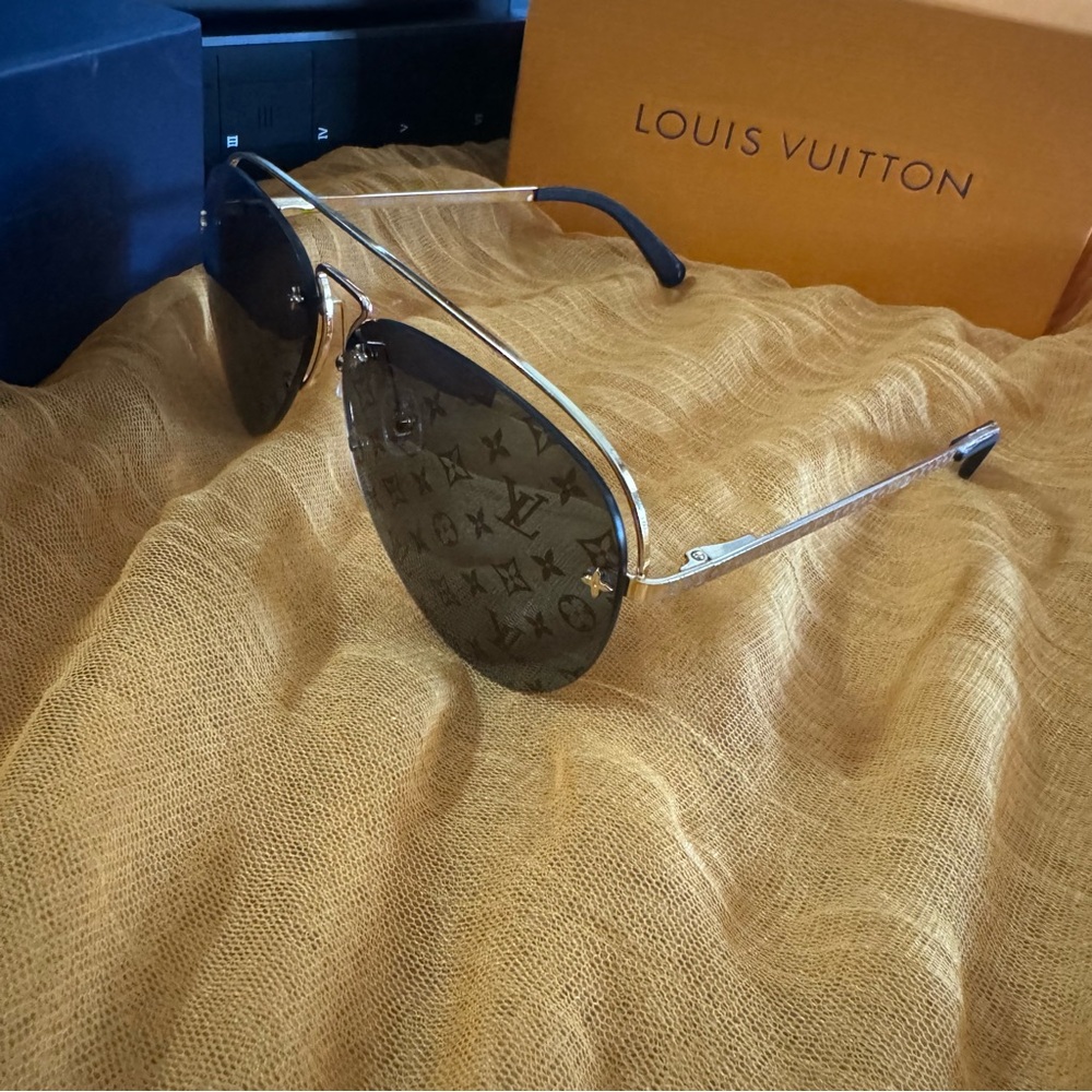 Men's LV U-Shaped Black Aviator Sunglasses - Picture 3 of 9